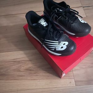 Excellent like new kids new balance baseball cleats sz 12.5
